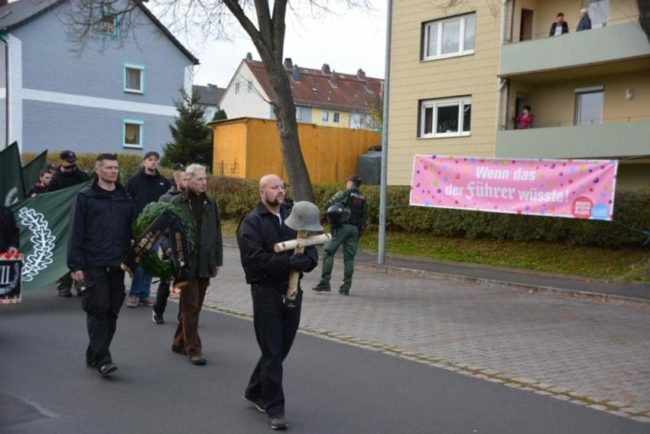 EXIT-Deutschland Neonazis marschieren an Bannern der Initiative vorbei. Auf dem Banner steht: Wenn das der Führer wüsste.