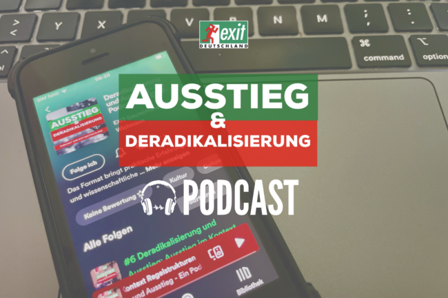Logo des Podcast von EXIT-Deutschland. Im Hintergrund ein Telefon mit dem Podcast auf einer Computertastatur