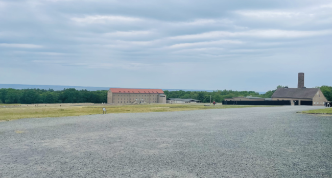 Blick über das Gelände der Gedenkstätte Buchenwald. Im Hintergrund das Wäschelager.